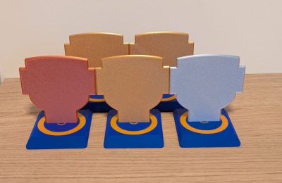 Karikad, kuldne, h&otilde;bedane, pronksjas, sinisel, oranžide ringidega alusel, PLA